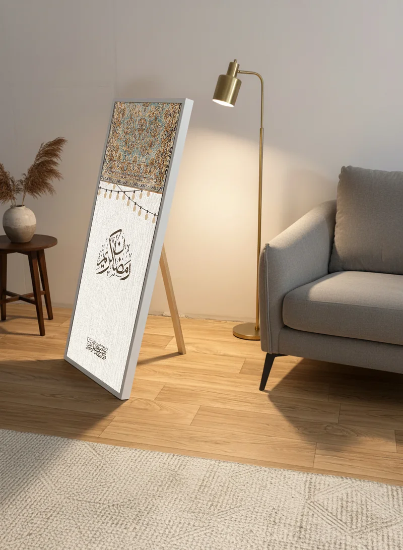 لوحة لوحة كانفاس على إطار خشبي بإطار خارجي أبيض مع حامل خلفي بتصميم رمضان كريم